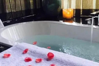 杭州萧山水疗池中的失重冥想：当身体学会漂浮